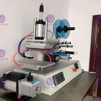 正方形の平らなびんの分類機械2000BPHは自動付着力のステッカーを半震動させる