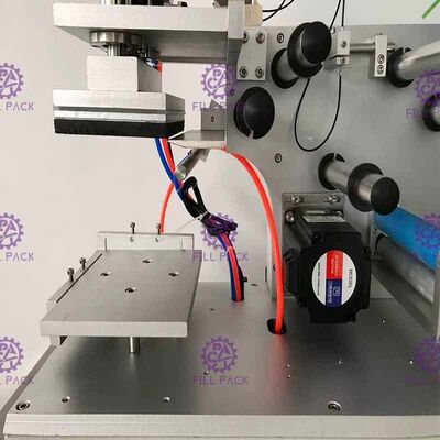 正方形の平らなびんの分類機械2000BPHは自動付着力のステッカーを半震動させる