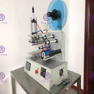 正方形の平らなびんの分類機械2000BPHは自動付着力のステッカーを半震動させる