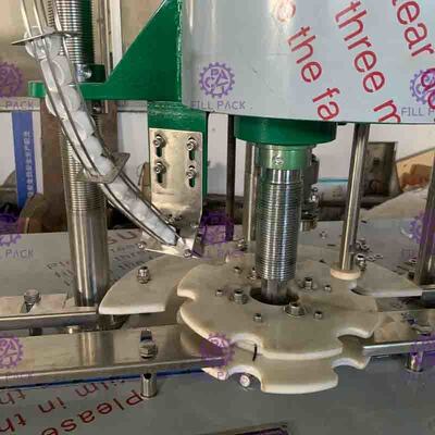 プラスチック/ステンレス鋼および高速のペットねじ帽子のびんのシーリング機械