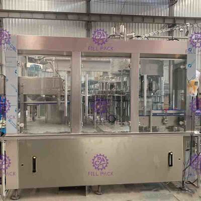 DCGF40-40-12はプラスチックねじ帽子ペットびんのための飲み物の充填機を炭酸塩化した